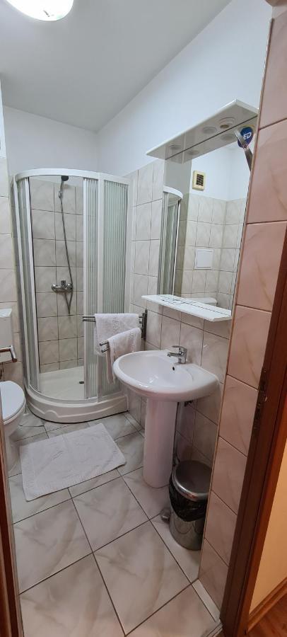Hotel Sym Плоєшті Екстер'єр фото