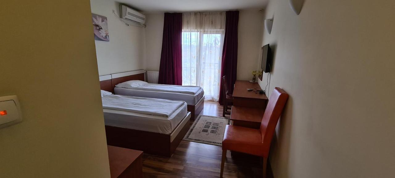 Hotel Sym Плоєшті Екстер'єр фото