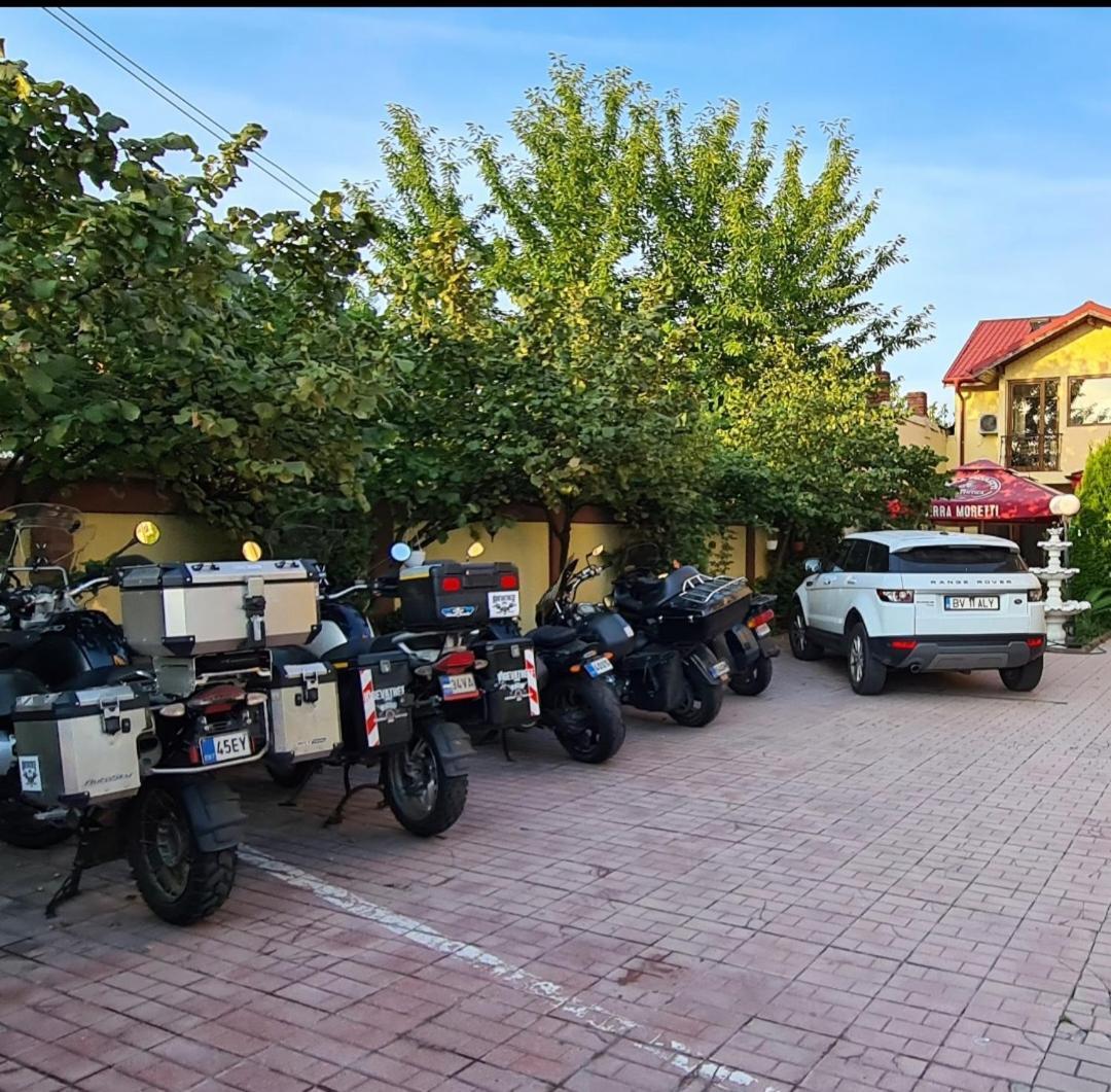Hotel Sym Плоєшті Екстер'єр фото